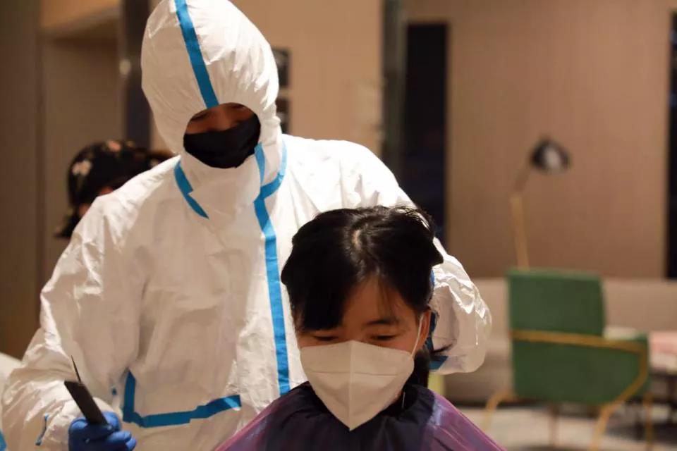 100多位赴武漢醫(yī)療隊(duì)女隊(duì)員“削”掉秀發(fā) ——武漢市委秘書長(zhǎng)說，疫情過去一定為你們請(qǐng)功！