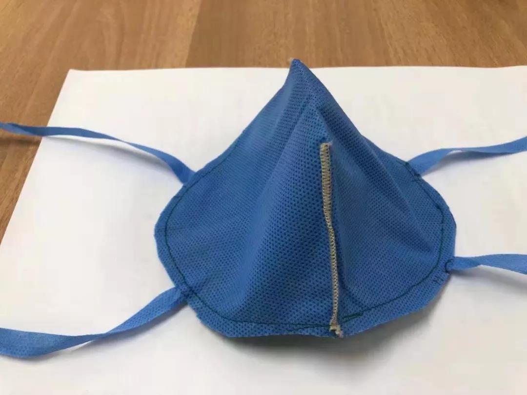 西安國際醫(yī)學(xué)中心醫(yī)院醫(yī)護(hù)人員動(dòng)手做口罩