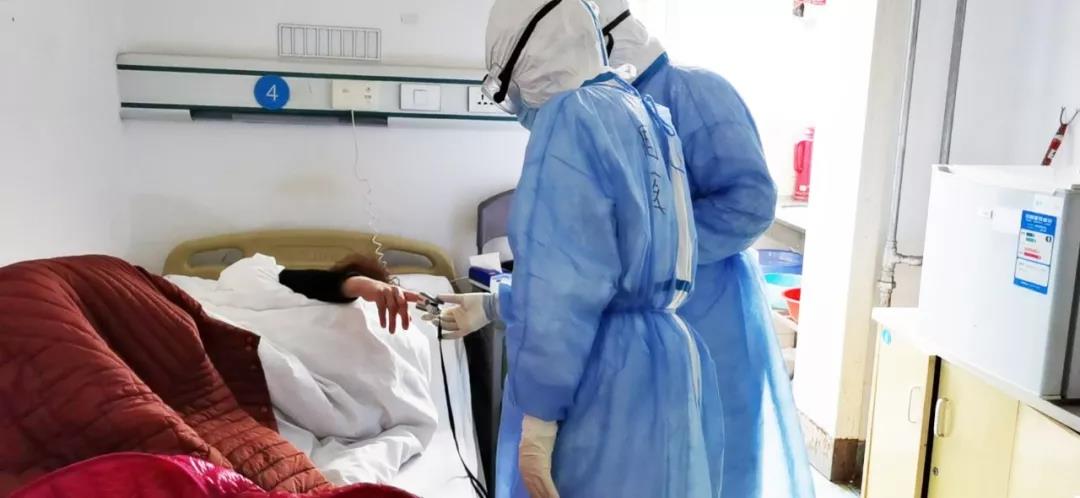 贊！醫(yī)護(hù)人員用方言為患者加油打氣