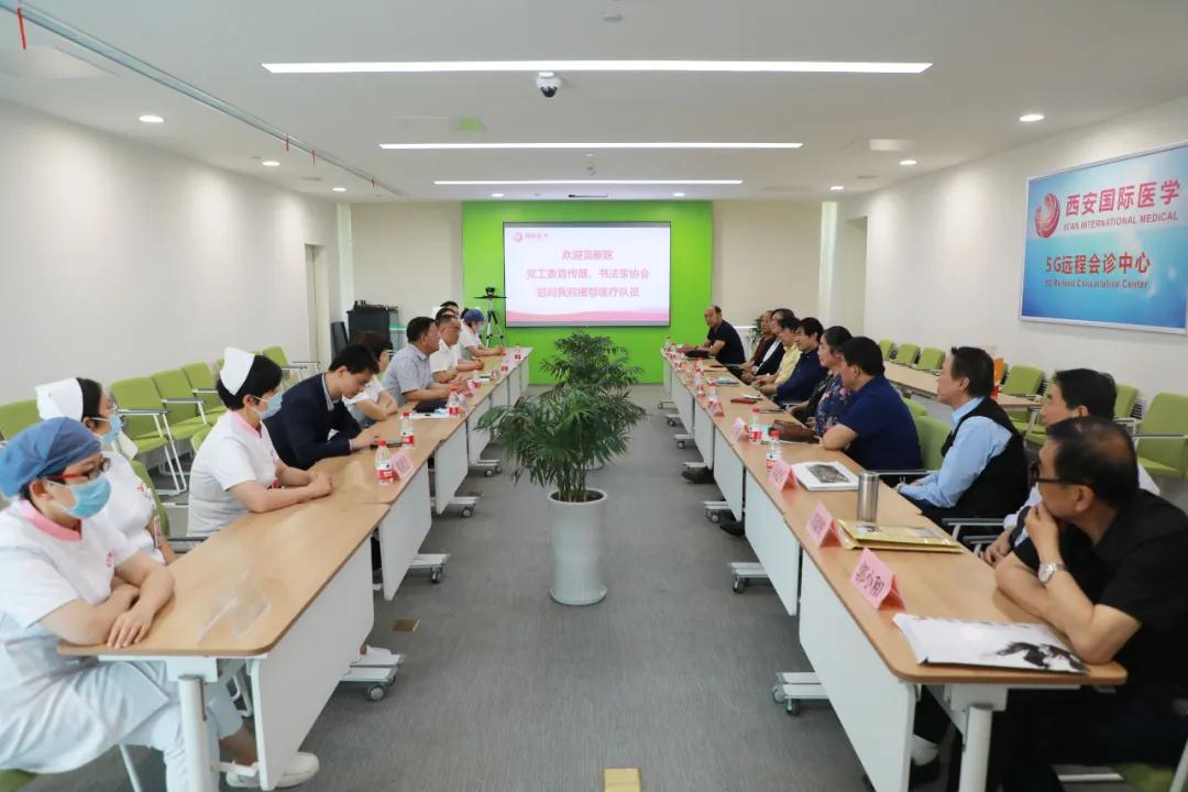 書法送祝福 筆墨贊英雄——西安高新區(qū)黨工委宣傳部、書法家協(xié)會一行致敬最美逆行者