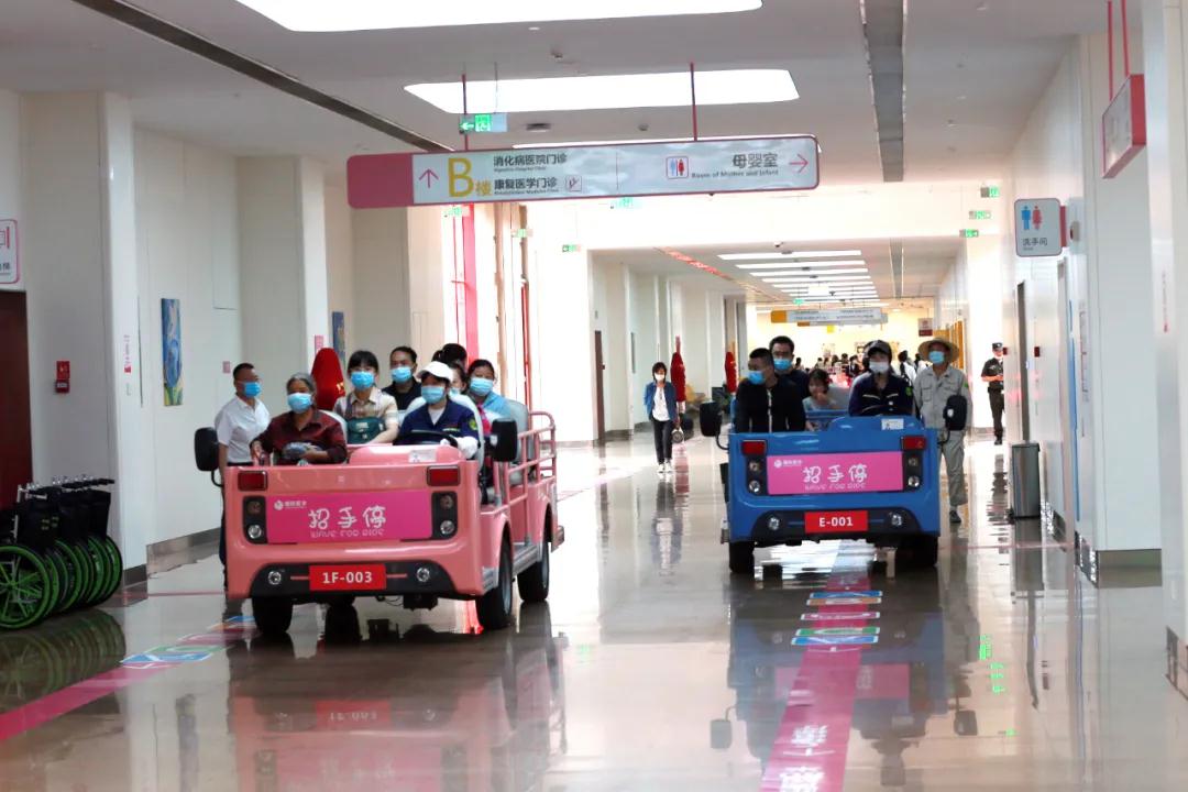 曖心“招手?！背蔀獒t(yī)院一道亮麗的風景線