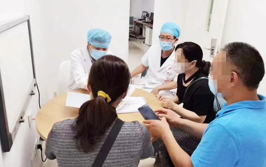 險(xiǎn)！桃核卡在氣道上  這個(gè)急救方法你得掌握