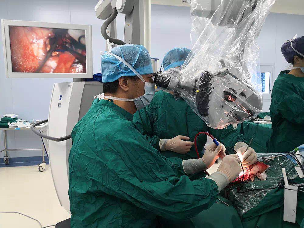 當13歲的小患者遇到“醫(yī)學大咖”——西安國際醫(yī)學中心神經(jīng)外科成功完成首例高難度顱內腫瘤切除術