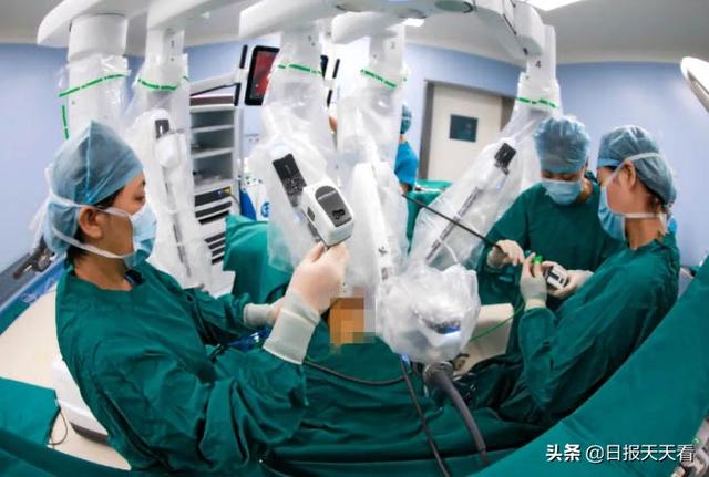 西安日?qǐng)?bào)——新一代達(dá)芬奇手術(shù)機(jī)器人，輔助婦科微創(chuàng)手術(shù)獲成功