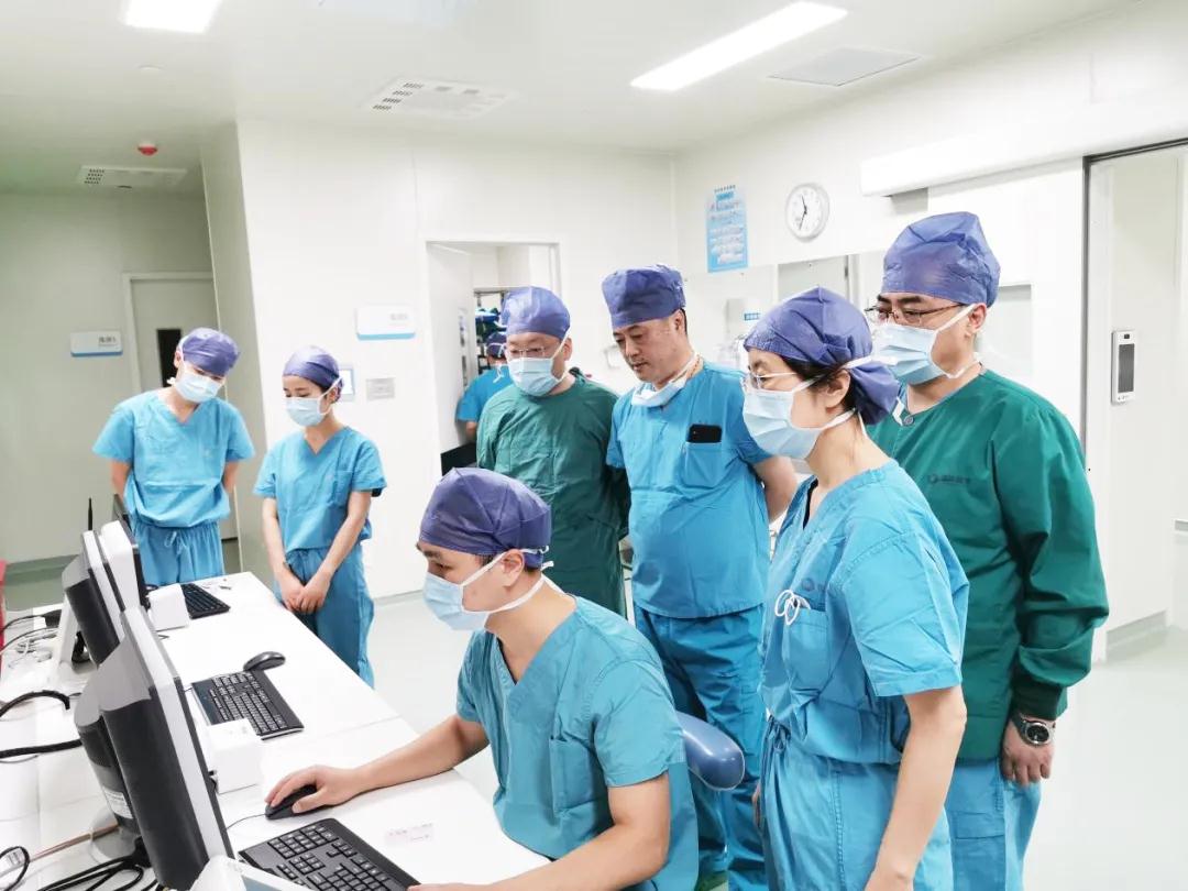 我院完成全國(guó)首例術(shù)中磁共振輔助下的“乳腺癌精準(zhǔn)保乳手術(shù)”