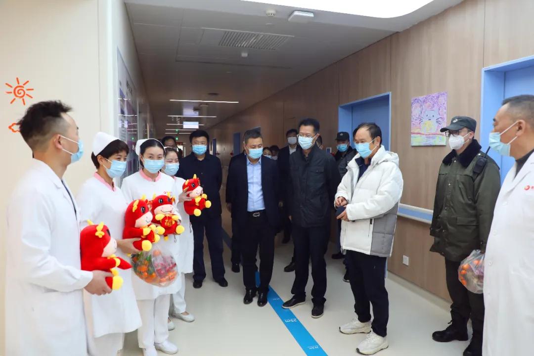真溫暖！這家醫(yī)院除夕送餃子送祝?！瓏H醫(yī)學集團及醫(yī)院領導一行慰問堅守“醫(yī)”線醫(yī)護人員及住院患者