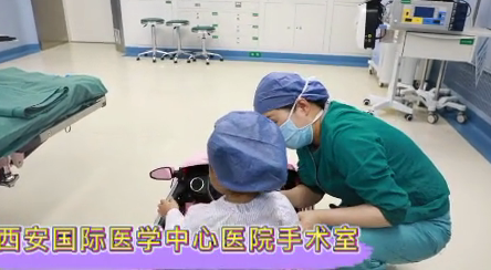 萌娃“開”著小汽車進手術(shù)室