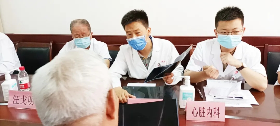 西安國(guó)際醫(yī)學(xué)中心醫(yī)院開(kāi)展“致敬老黨員、老革命”義診活動(dòng)