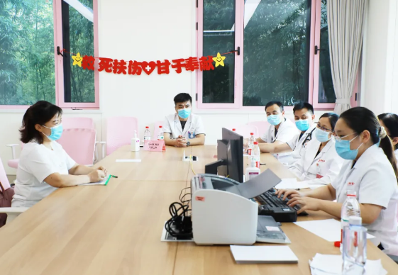 不掛號，解決多個問題，多學(xué)科MDT聯(lián)合門診讓更年期女性少跑腿，更安心！