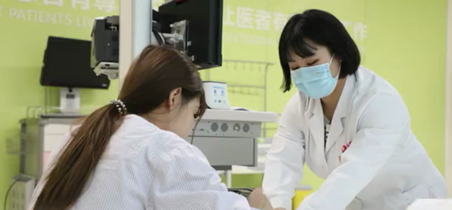 出院手續(xù)床前辦理，“移動(dòng)結(jié)算車”便民又惠民！