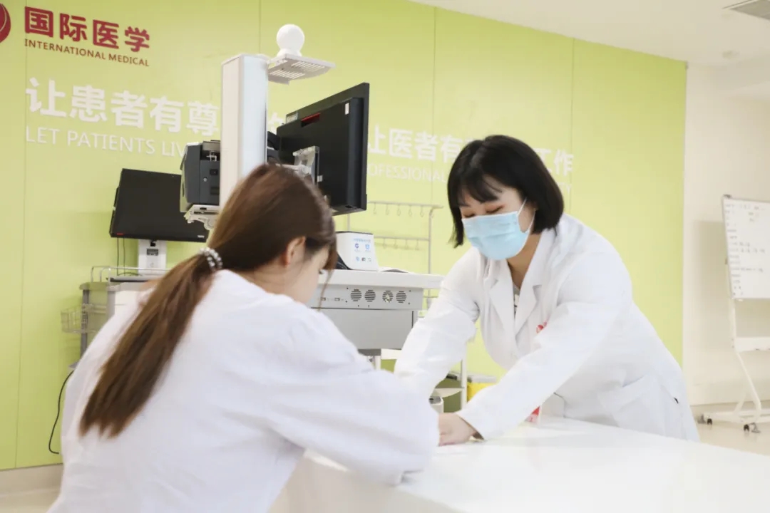 出院手續(xù)床前辦理，「移動(dòng)結(jié)算車」便民又惠民！