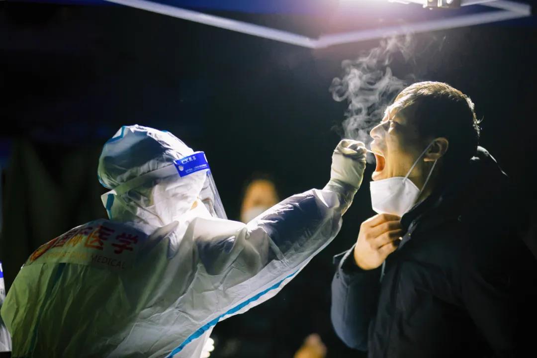 270 萬(wàn)+！凍紅的手、蹲下的背影，看哭了......