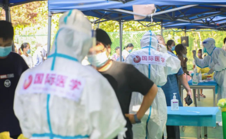 泡白的雙手，濕透的衣服，高溫天氣下的這些“大白”讓人心疼