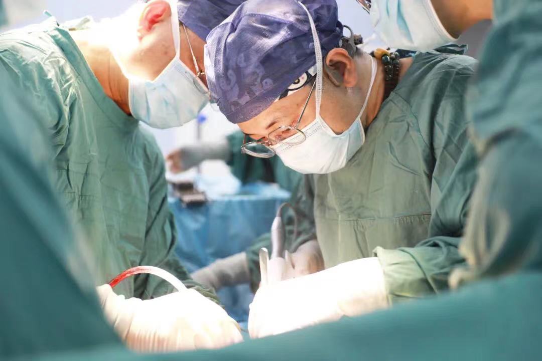 “小小”痔瘡?fù)蝗话l(fā)難，壯年小伙兒直呼救命！