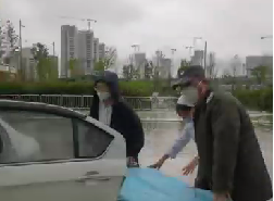 大雨天突遇車禍，從安保到醫(yī)護(hù)人員接力營(yíng)救
