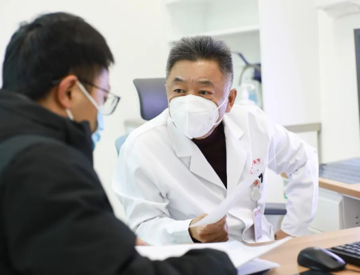 他們?nèi)找箞?jiān)守，為患者照亮就診之路