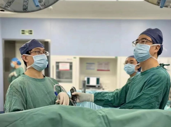 一劈為二！這臺(tái)微創(chuàng)手術(shù)為他清除了“不速之客”