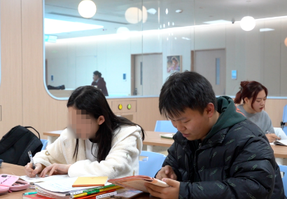 治療、學(xué)習(xí)兩不誤！病房里開啟了“小課堂”