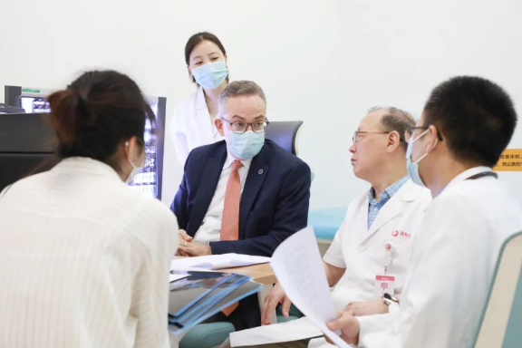 門診、查房、學(xué)術(shù)交流……全美排名第一的妙佑醫(yī)療國際專家團隊參與“首屆國際醫(yī)學(xué)高峰論壇”國際診療日活動