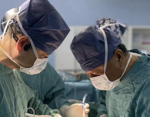 這臺手術(shù)，只有他......