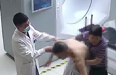 驚險(xiǎn)！患者險(xiǎn)些跌倒，醫(yī)生跳過治療床扶患者