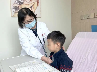 支原體肺炎來了！住院扎堆，學(xué)習(xí)桌搬到病房，孩子邊寫作業(yè)邊打點(diǎn)滴