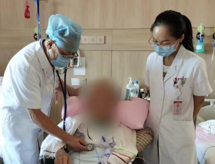 多次渡過險(xiǎn)關(guān)，身患重疾的92歲老人在醫(yī)院度過了四個(gè)不平凡的生日