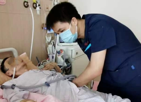 從呼吸困難到放聲歌唱，年近古稀的他用2個(gè)多月實(shí)現(xiàn)了……