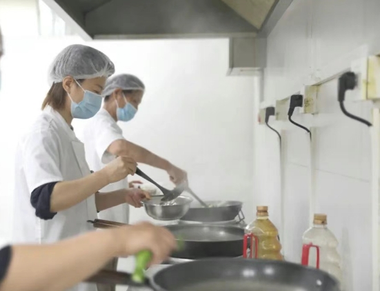 灶火燃起時(shí)，醫(yī)院飄出“家的味道”