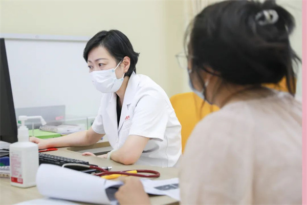 生長發(fā)育、視力矯治、泌尿外科……暑假未到，兒科門診已排起長隊(duì)