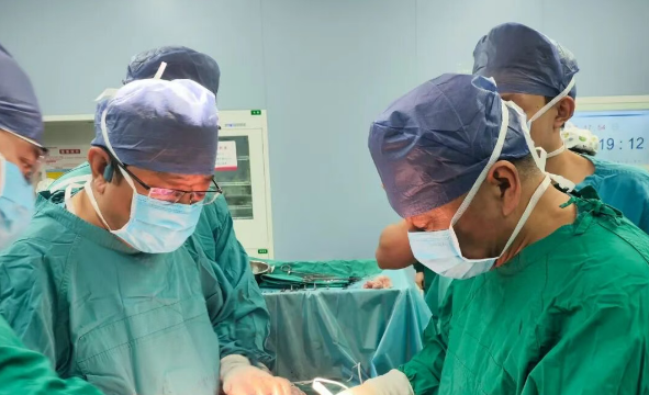 15cm巨瘤纏死主動脈，醫(yī)生11小時“換血”拆彈：這是在豆腐上繡花