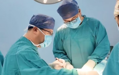 1/4顱骨被切，頭皮只剩1/3厚！76歲老人重塑“天靈蓋”…