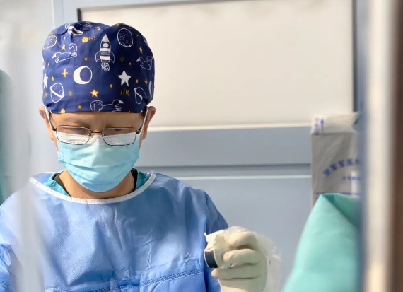 針尖上的冰與火：70歲阿姨在“雷區(qū)”躺贏