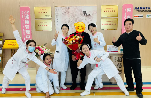 “我愿意幫你們宣傳”——出院前，外國友人主動(dòng)要求合影、送錦旗