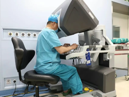 告別終身尿袋！機(jī)器人“操刀” 回腸巧變新膀胱